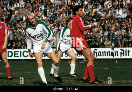 Fußball, Bundesliga, 1981/1982, Stadion bin Boekelberg, Borussia Moenchengladbach gegen Hamburger SV 1:3, Szene des Spiels, Ralf Boedeker (MG) links und William Hartwig (HSV) Stockfoto