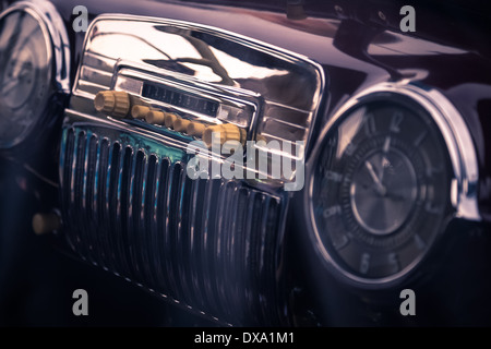 Im Inneren des alten Oldtimer Auto Radio Stockfoto