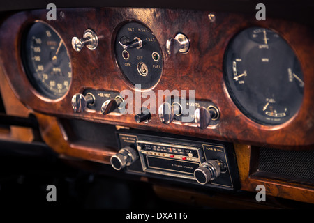 Armaturenbrett in Vintage Interieur des alten Auto Stockfoto