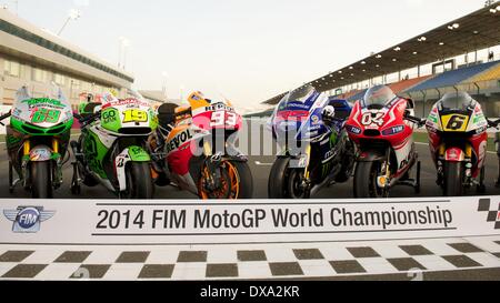 Losail Circuit, Katar. 20. März 2014. Die MotoGP-Maschinen der besten Fahrer in der Startaufstellung der Start vor dem Start der 2014 FIM MotoGP-Weltmeisterschaft am Losail International Circuit in Katar Credit: Tom Morgan/Alamy Live News Stockfoto