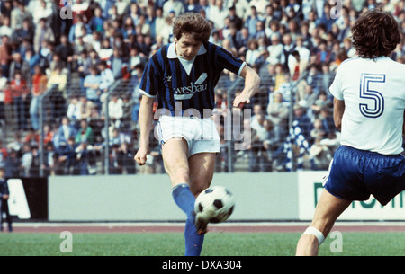 Fußball, 2. Bundesliga, 1982/1983, Wedau Stadion, MSV Duisburg vs. SV Waldhof Mannheim 3:3, Szene des Spiels, Roland Dickgiesser (SVW) auf das Tor schießen Stockfoto