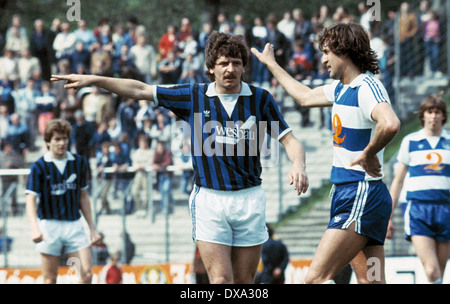 Fußball, 2. Bundesliga, 1982/1983, Wedau Stadion, MSV Duisburg vs. SV Waldhof Mannheim 3:3, Szene des Spiels, Paul Linz (SVW) links und Kees Bregman (MSV) Stockfoto