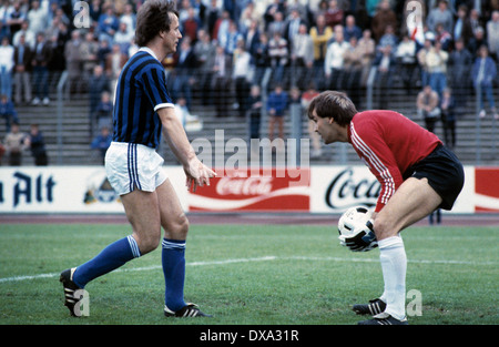 Fußball, 2. Bundesliga, 1982/1983, Wedau Stadion, MSV Duisburg vs. SV Waldhof Mannheim 3:3, Szene des Spiels, Günter Sebert (SVW) links und Torwart Uwe Zimmermann (SVW) Stockfoto