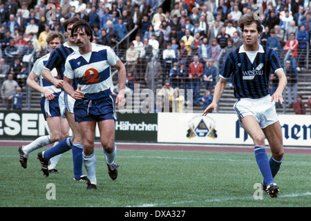 Fußball, 2. Bundesliga, 1982/1983, Wedau Stadion, MSV Duisburg vs. SV Waldhof Mannheim 3:3, Szene des Spiels, vor Ralf Heck (MSV) links rechts Dieter Schlindwein (SVW) Stockfoto