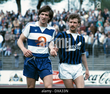 Fußball, 2. Bundesliga, 1982/1983, Wedau Stadion, MSV Duisburg vs. SV Waldhof Mannheim 3:3, Szene des Spiels, Heinz-Peter Grossmann (MSV) links und Fritz Walter (SVW) Stockfoto