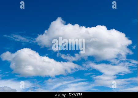 Weiße Wolken vor blauem Himmel. Stockfoto