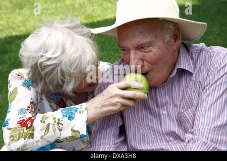 Älteres Paar mit einem Apfel Stockfoto