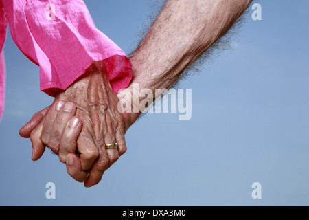 Nahaufnahme von älteres paar Hand in Hand Stockfoto