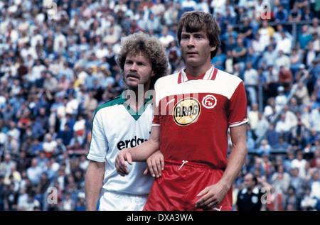 Fußball, Bundesliga, 1983/1984, Stadion bin Boekelberg, Borussia Moenchengladbach gegen Fortuna Düsseldorf 1:1, Szene des Spiels, Norbert Ringels (MG) links und Atli Edvaldsson (Fortuna) Stockfoto