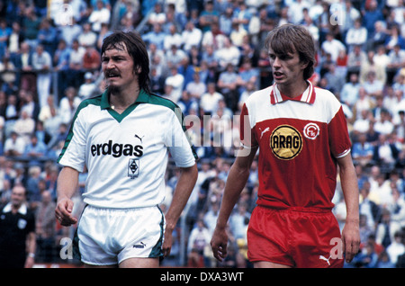 Fußball, Bundesliga, 1983/1984, Stadion bin Boekelberg, Borussia Moenchengladbach gegen Fortuna Düsseldorf 1:1, Szene des Spiels, Ewald Lienen (MG) links und Manfred Bockenfeld (Fortuna) Stockfoto