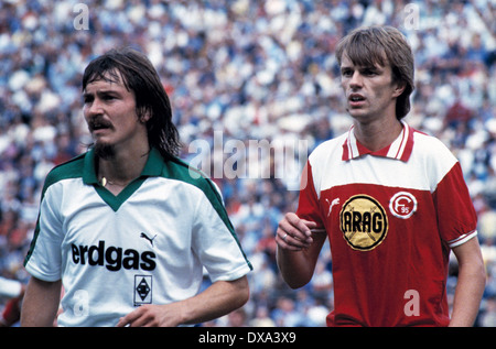 Fußball, Bundesliga, 1983/1984, Stadion bin Boekelberg, Borussia Moenchengladbach gegen Fortuna Düsseldorf 1:1, Szene des Spiels, Ewald Lienen (MG) links und Manfred Bockenfeld (Fortuna) Stockfoto