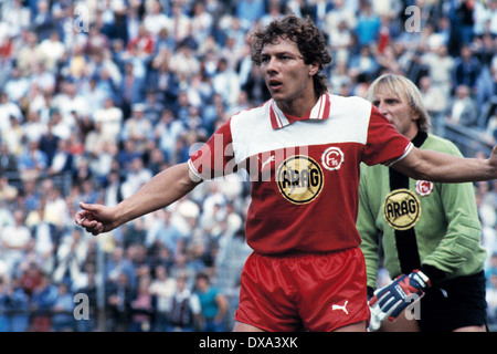 Fußball, Bundesliga, 1983/1984, Stadion bin Boekelberg, Borussia Moenchengladbach gegen Fortuna Düsseldorf 1:1, Szene des Spiels, Josef Weikl (Fortuna) voraus und Torwart Wolfgang Kleff (Fortuna) Stockfoto