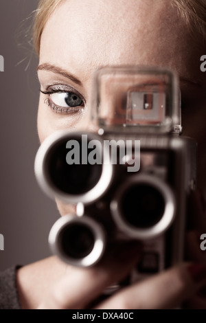 Engen Ernte Schüsse aufs Gesicht des Womanlooking durch eine Kodak Brownie super-8 Filmkamera Stockfoto