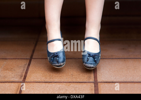 Abgenutzte und misshandelten Schuhe eines kleinen Mädchens. Stockfoto