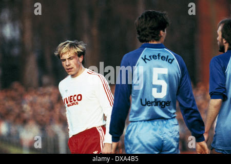 Fußball, Bundesliga, 1983/1984, Grotenburg Stadion, FC Bayer 05 Uerdingen vs. FC Bayern München 1:1, Szene des Spiels, Michael Rummenigge (FCB) links Stockfoto