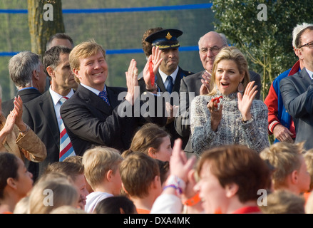Königliche Hoheit Königin Maxima und Willem-Alexander König applaudieren, nachdem sie gerade eröffnet die "Koningsspelen" auf eine Schule Stockfoto