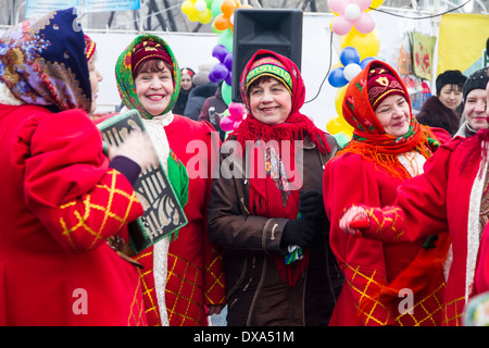 Kasachstan, Petropawlowsk - 21. März 2014: Muslimische Neujahr feiern. Frauen im russischen Trachten Stockfoto