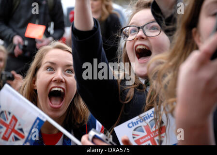 Lizzy Yarnold Siegesparade in Sevenoaks, Kent. 21.03.2014. Winter-Olympische Goldmedaillen-Gewinner Lizzy Yarnold aus Sevenoaks zu ihr nach Hause Dorf von West Kingsdown in Kent in einem oben offenen Bus vertrieben. Posieren für ein Selbstporträt mit Schulkindern Stockfoto
