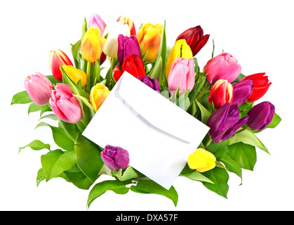 bunter Strauß frischer Frühling Tulpen mit einer leeren Karte Stockfoto