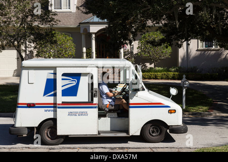 Postzustellung Van mit USPS Briefträger, USA Stockfoto