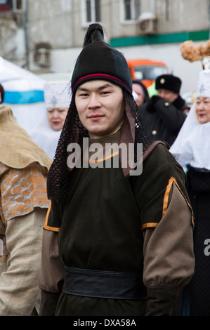 Kasachstan, Petropawlowsk - 21. März 2014: Muslimische Neujahr feiern. Mann in einem Anzug kasachischen Krieger Stockfoto