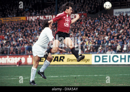 Fußball, Bundesliga, 1983/1984, Ulrich Haberland Stadion, Bayer 04 Leverkusen vs. Fortuna Düsseldorf 2:0, Szene des Spiels, Header von Thomas Zechel (Bayer) Stockfoto
