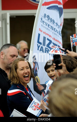 Lizzy Yarnold Siegesparade in Sevenoaks, Kent. 21.03.2014. Winter-olympischen Goldmedaillengewinner Lizzy Yarnold aus Sevenoaks in ihr Heimatdorf Kingsdown in Kent in einem offenen Bus gefahren. Stop-off in Bligh's Wiese zur Schule Kinder treffen Stockfoto