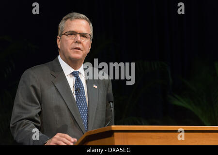 Winter Park, Florida, USA. 20. März 2014. Gouverneur Jeb Bush spricht konservative Fraktion in Zentral-Florida. Bush erklärt Amerika Herausforderungen. Gouverneur von Florida 1999-2007, ist Bush Lauf für USA Präsidentschaftswahl 2016 nachdenklich. Bruder von George W. & Sohn von George H.W. Bush (US Presidents) Jeb Bush ist politische blaues Blut. Er ist Mitautor Buch über Einwanderung, seine Frau ist mexikanisch stammende Einwanderer. Zuwanderungsgesetz ist Hot Button Problem für 2016 Wahlen. Mr. Bush eignet sich wahrscheinlich für die Republikaner im Hinblick auf New-Jersey Regler Bild von Brücke-Skandal überschattet. Bildnachweis: Mary Kent/Alamy Live neu Stockfoto