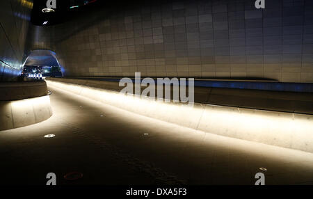 Seoul, Südkorea. 21. März 2014. Das Dongdaemun Design Plaza (DDP) ist in der Nacht nach der Eröffnung für die Öffentlichkeit, Seoul, Südkorea, auf Freitag, 21. März 2014 gesehen. Das Multi-Purpose Designcenter ist viergeschossiges Gebäude mit drei Untergeschossen von irakisch-britische Architektin Zaha Hadid und es entstand auf einem Gelände, wo das Dongdaemun-Baseball-Stadion, nach der Korea Tourism Organization einst, entworfen. Bildnachweis: Jaewon Lee/Alamy Live-Nachrichten Stockfoto