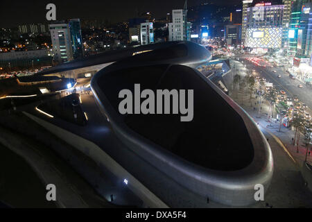 Seoul, Südkorea. 21. März 2014. Das Dongdaemun Design Plaza (DDP) ist in der Nacht nach der Eröffnung für die Öffentlichkeit, Seoul, Südkorea, auf Freitag, 21. März 2014 gesehen. Das Multi-Purpose Designcenter ist viergeschossiges Gebäude mit drei Untergeschossen von irakisch-britische Architektin Zaha Hadid und es entstand auf einem Gelände, wo das Dongdaemun-Baseball-Stadion, nach der Korea Tourism Organization einst, entworfen. Bildnachweis: Jaewon Lee/Alamy Live-Nachrichten Stockfoto