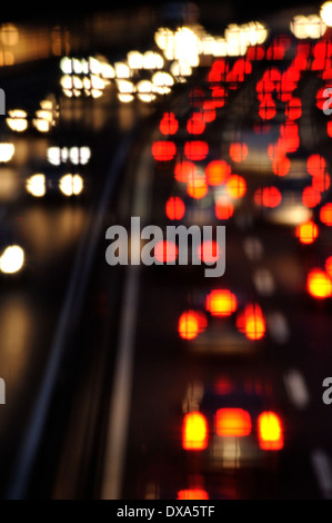 Unfocused roten und weißen Kreis Auto leuchtet in der Nacht. Stockfoto