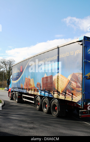 Ein "Bahlsen" Lkw verlassen eines Kreisverkehrs in Coulsdon, Surrey, England Stockfoto