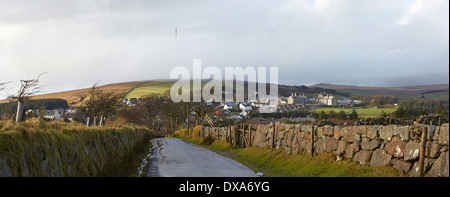 Princetown Dartmoor Gefängnis und das Dorf mit dem Hessary Tor Nord Kommunikation Turm im Nebel Stockfoto