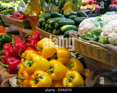 Rote und gelbe Paprika Display, frisch produzieren Abschnitt, Lebensmittelmarkt, Grand Central Terminal, NYC, USA Stockfoto