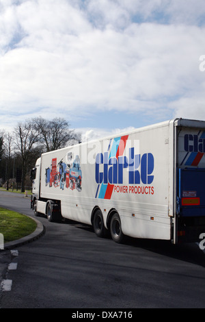 Rückansicht eines 'Clarke macht Proucts' Lkw verlassen eines Kreisverkehrs in Coulsdon, Surrey, England Stockfoto