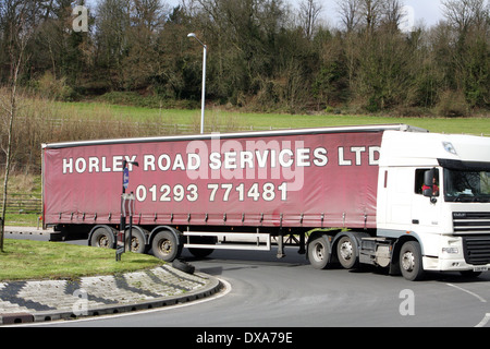 Ein Sattelschlepper Reisen rund um einen Kreisverkehr in Coulsdon, Surrey, England Stockfoto