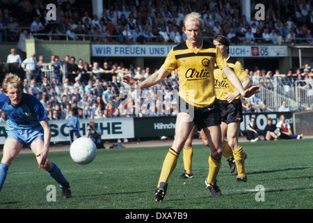 Fußball, Bundesliga, 1983/1984, Grotenburg Stadion, FC Bayer 05 Uerdingen vs. Borussia Dortmund 2:1, Szene des Spiels, Rolf Ruessmann (BVB), verließ Peter Loontiens (Bayer) Stockfoto