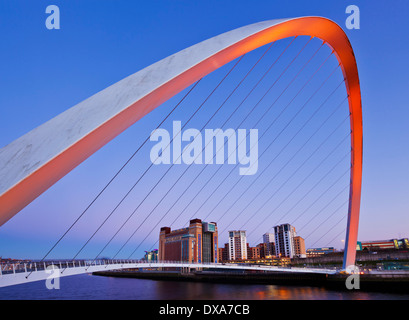 Gateshead Millennium Bridge über den Fluss Tyne bei Nacht Tyne und tragen Tyneside England UK GB EU Europa Stockfoto