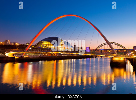 Newcastle Upon Tyne Skyline bei Nacht Gateshead Millennium Brücke über Fluß Tyne Tyne und tragen Tyneside England UK GB EU Europa Stockfoto