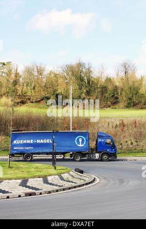 Ein Sattelschlepper Reisen rund um einen Kreisverkehr in Coulsdon, Surrey, England Stockfoto