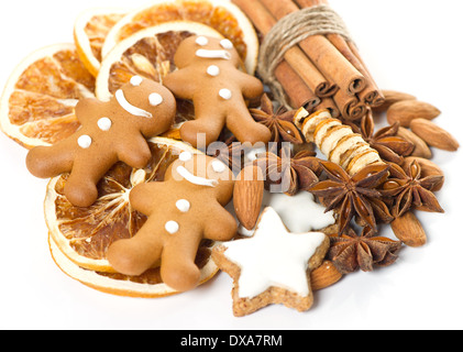 Pfefferkuchen-Mann-Weihnachten mit Anis Sternen und Zimtstangen Stockfoto