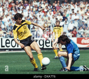 Fußball, Bundesliga, 1983/1984, Grotenburg Stadion, FC Bayer 05 Uerdingen vs. Borussia Dortmund 2:1, Szene des Spiels, Erdal Keser (BVB) links und Dietmar Klinger (Bayer) Stockfoto