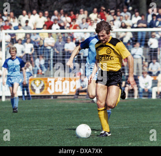 Fußball, Bundesliga, 1983/1984, Grotenburg Stadion, FC Bayer 05 Uerdingen vs. Borussia Dortmund 2:1, Szene des Spiels, Michael Lusch (BVB) in Ballbesitz Stockfoto