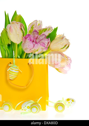 frische Frühlingsluft Tulpen in gelber Tasche mit Eiern Osterdekoration Stockfoto