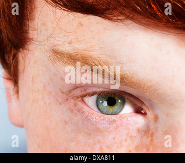 Auge des jungen Mannes mit Sommersprossen, rote Haare und grüne Augen Stockfoto