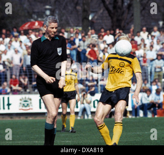 Fußball, Bundesliga, 1983/1984, Grotenburg Stadion, FC Bayer 05 Uerdingen vs. Borussia Dortmund 2:1, Szene des Spiels, Schiedsrichter Walter Eschweiler Angst durch die Kugel Stockfoto