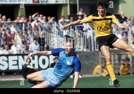 Fußball, Bundesliga, 1983/1984, Grotenburg Stadion, FC Bayer 05 Uerdingen vs. Borussia Dortmund 2:1, Szene des Spiels, Rakete von Erdal Keser (BVB), verließ Wayne Thomas (Bayer) Stockfoto