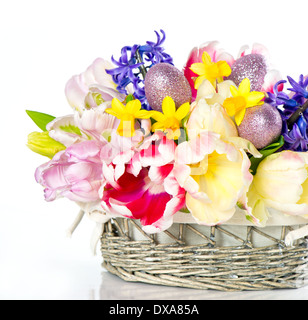 frische Frühlingsluft Tulpen mit Eiern Osterdekoration im Korb Stockfoto