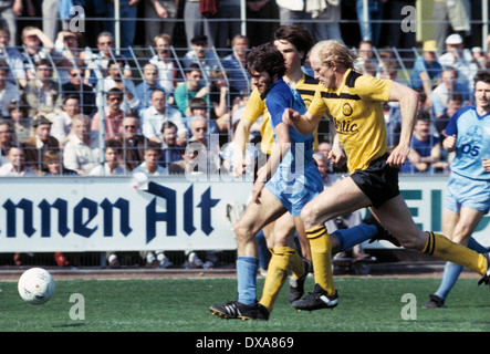 Fußball, Bundesliga, 1983/1984, Grotenburg Stadion, FC Bayer 05 Uerdingen vs. Borussia Dortmund 2:1, Szene des Spiels, Friedhelm Funkel (Bayer) links und Rolf Ruessmann (BVB) sprinten Stockfoto