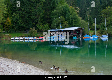 Segelboote am Bootshaus am Walchensee / Walchensee in Oberbayern, Deutschland Stockfoto